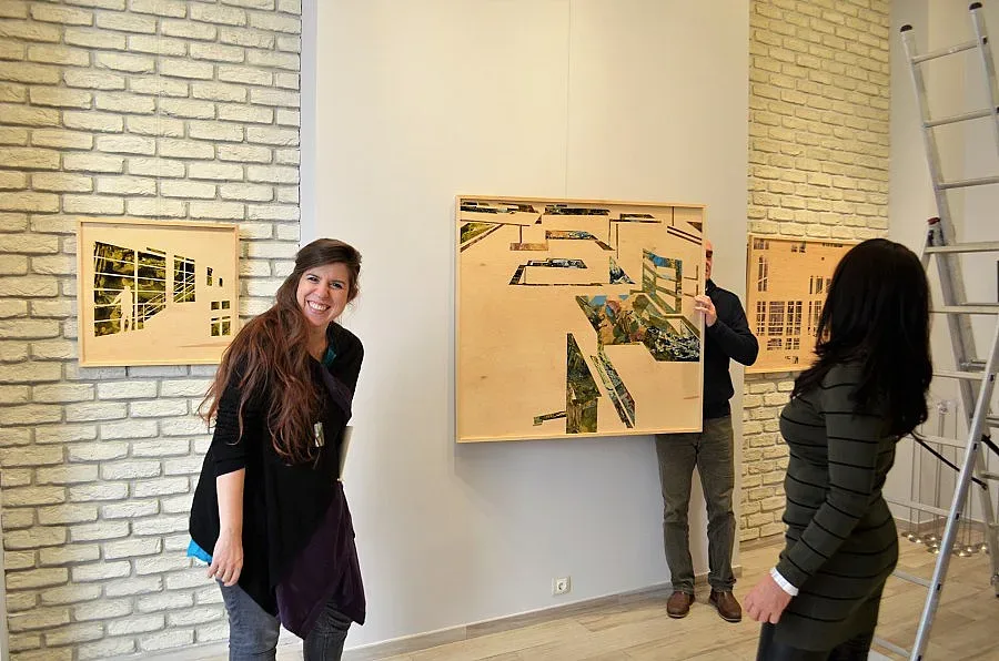 Калия Калъчева рисува геометрия върху дърво