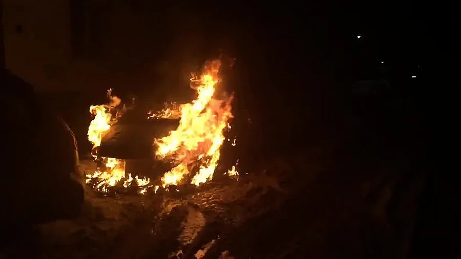 Запалиха колата на шефа на пловдивския затвор