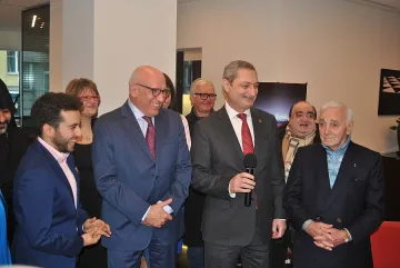 Посланици и банкери се срещнаха с Краля на шансона