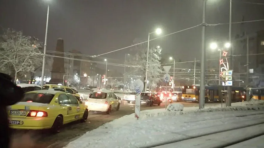 Авария на тока и трамвай запушиха столичния "Руски паметник"