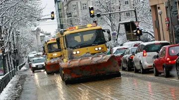 Засоляват улиците в София срещу снега
