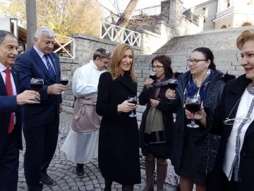 ОБЗОР: 36 изби разливат младо вино в Стария град