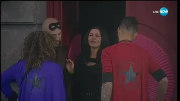 Пребиха фолк певицата Дебора пред дома й