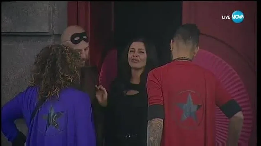 Пребиха фолк певицата Дебора пред дома й