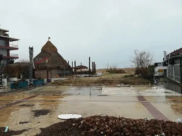 Бутнаха 50 незаконни магазина край морето