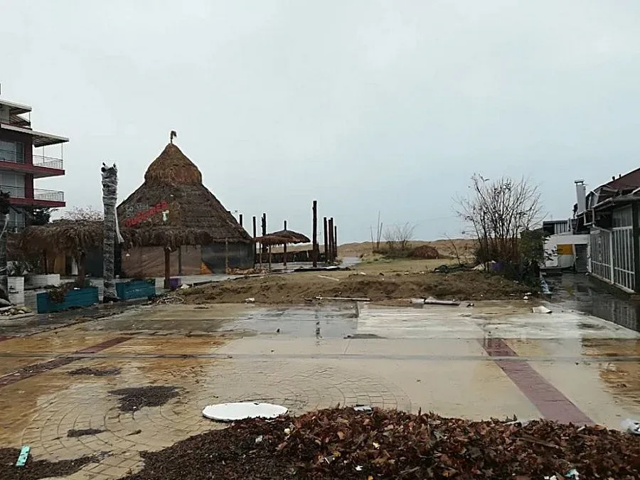 Бутнаха 50 незаконни магазина край морето