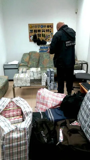 Куче откри 12 630 кутии цигари в камион с тоалетни чинии