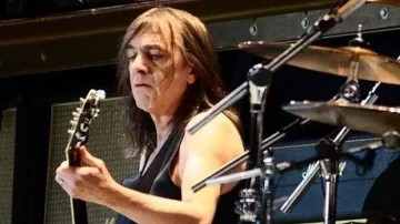 Почина китаристът на AC/DC Малкълм Йънг