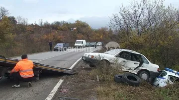 Кола помля патрулка, докато полицаите оглеждали катастрофа