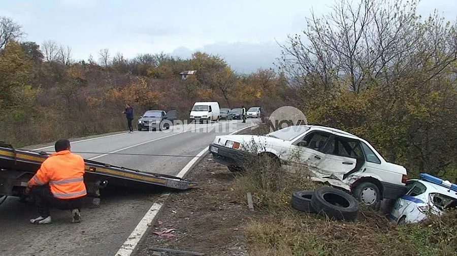 Кола помля патрулка, докато полицаите оглеждали катастрофа