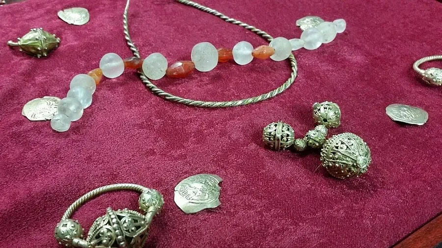 Хванаха 3 кила златна премяна на принцеса от 14 век