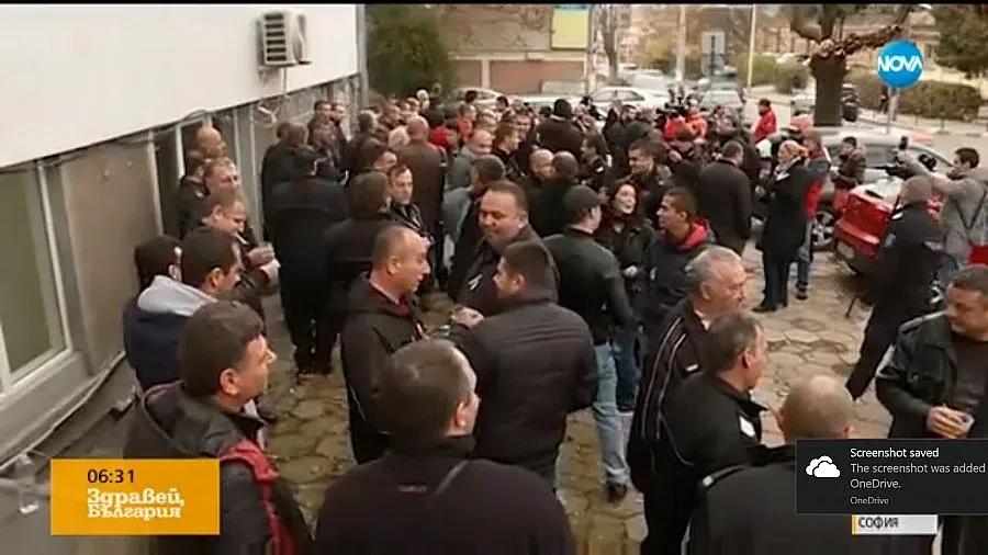 Продължава протестът на служителите в затворите