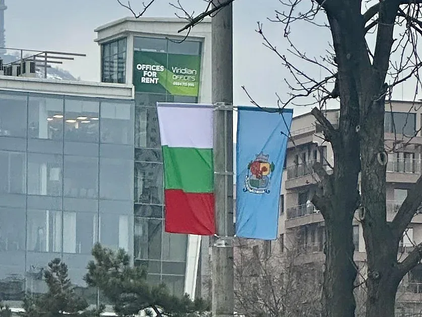 Софиянец изуми! Ядоса се на националния флаг