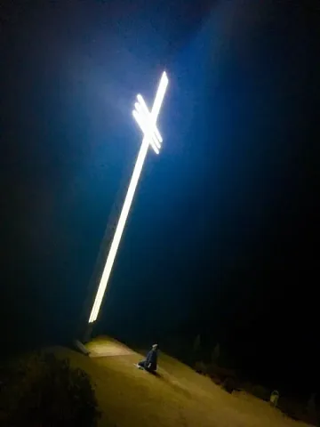 Светещият кръст над Земен се вижда от пет села