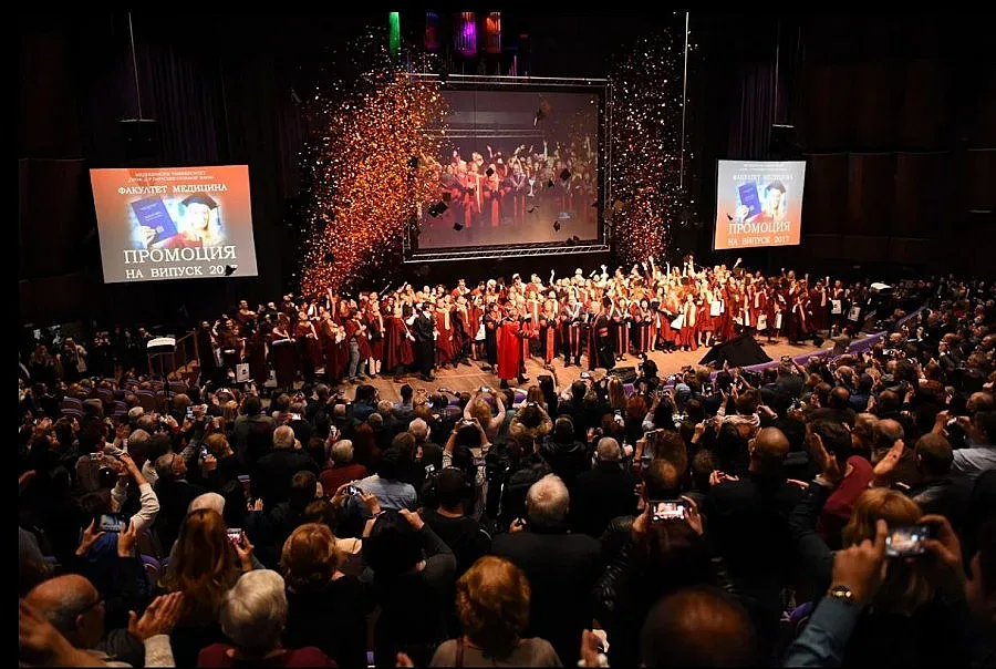 161 лекари се дипломираха във Варна