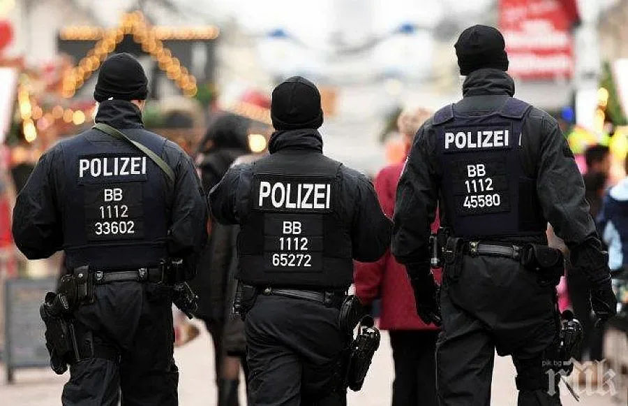 Паника в Берлин заради автомобил на пешеходна пътека