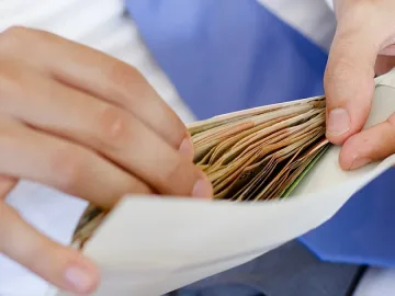 Средната заплата скочи до 1064 лв.