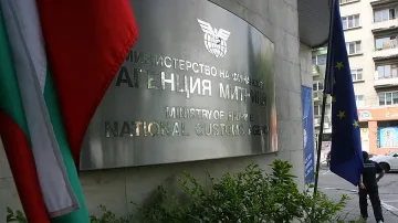 Режат 80 щатни бройки от централата на митниците