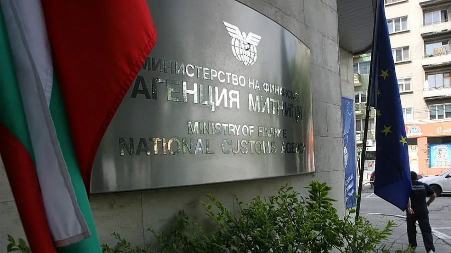 Режат 80 щатни бройки от централата на митниците