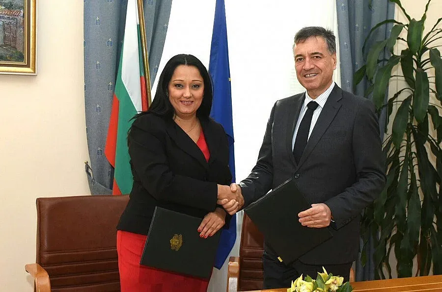 Лиляна Павлова подписа споразумение за партньорство с Камарата на строителите