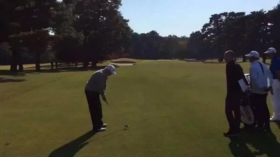 Тръмп игра голф и яде хамбургери с Шиндзо Абе