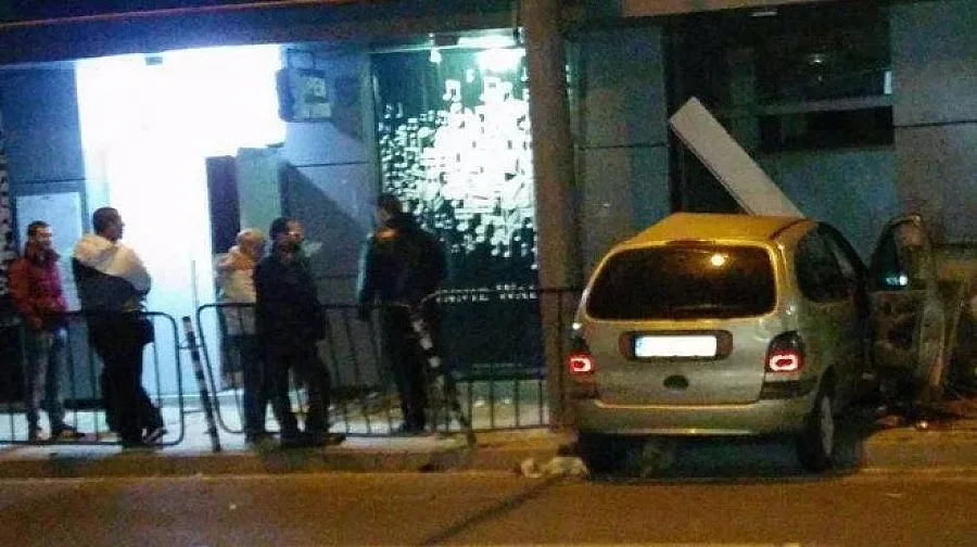 "Рено" се вряза пред култова дискотека 