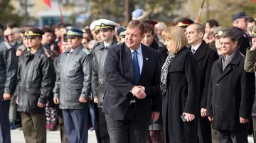 Военният министър: Несериозно е Русия да спекулира с българските евреи