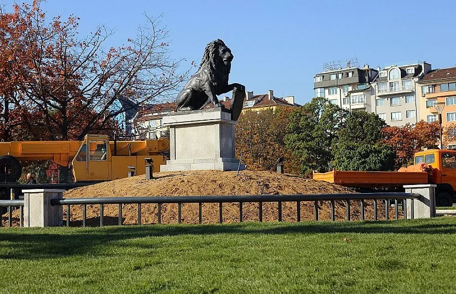 Военен ритуал пред лъва на НДК почете загинали герои