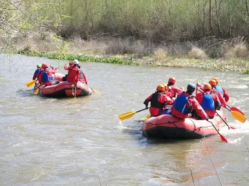 Туристи атакуват Симитли за рафтинг