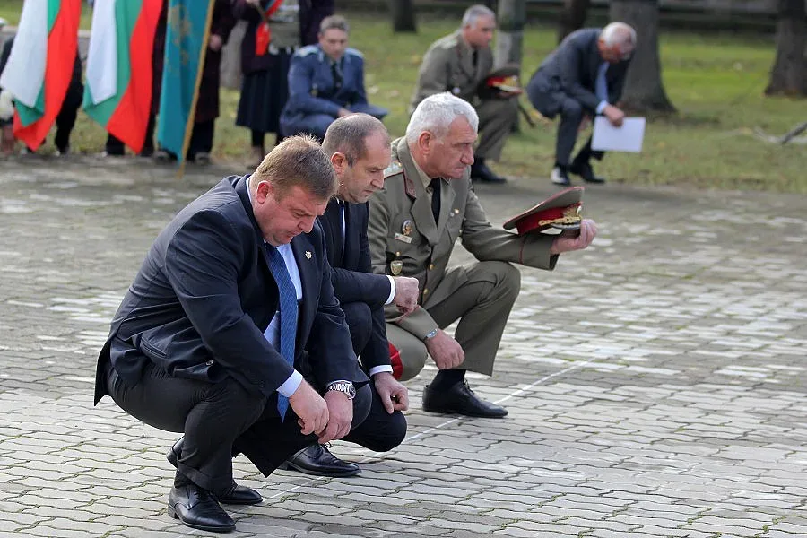 ЗА ЗАДУШНИЦА: Отслужиха панихида за загиналите воини