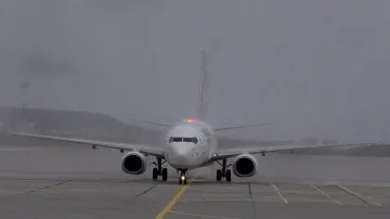 Авиокомпания свали болно дете от самолета в София