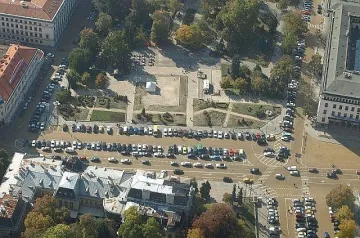 Бронзова къща на мястото на мавзолея за европредседателството