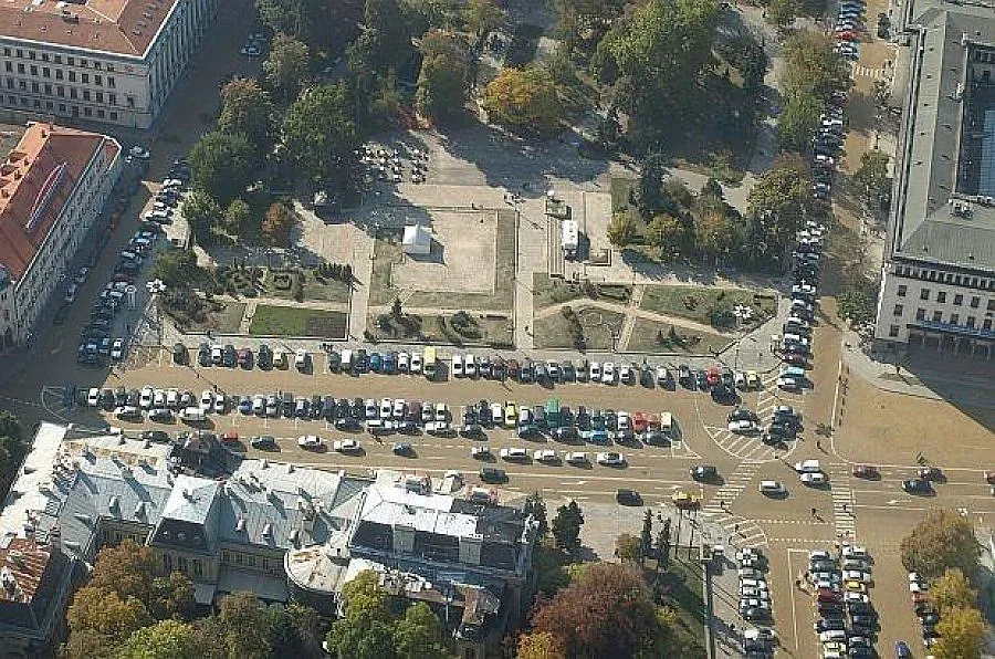 Бронзова къща на мястото на мавзолея за европредседателството