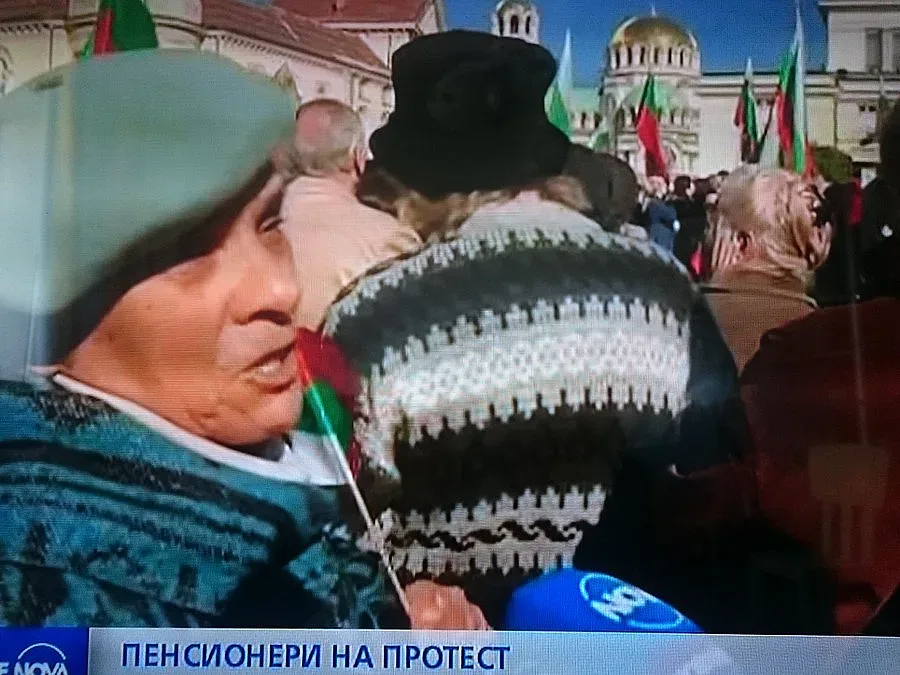Пенсионери протестират пред парламента