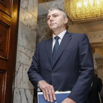 Карадайъ: Защо Валери Симеонов е още във властта?