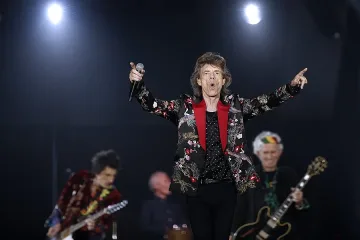 Мик Джагър в супер форма, заби 22-годишна