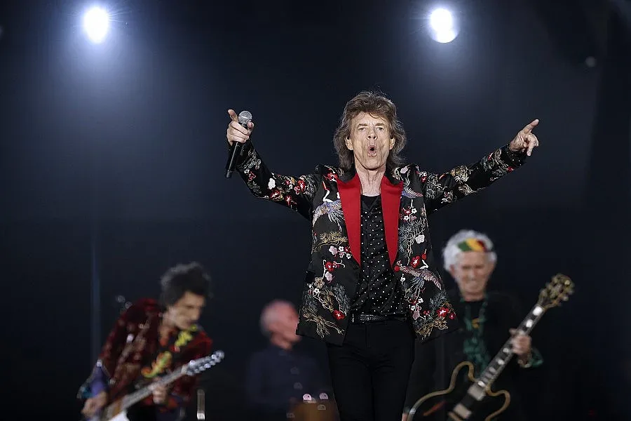 Мик Джагър в супер форма, заби 22-годишна