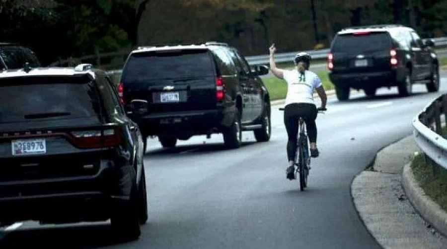 Мацка показа среден пръст на Тръмп