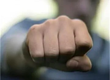 Роми пребиха пенсионери и им откраднаха дървата за огрев