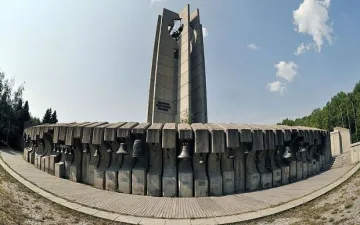 Осветяват символ от комунистическия период, за да се вижда отдалече