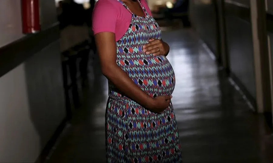 НЕЗАКОННО! 13-годишна ромка бременна от 16-годишния си брат