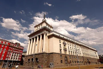 Смяна на местата в парламента. Новият кордон