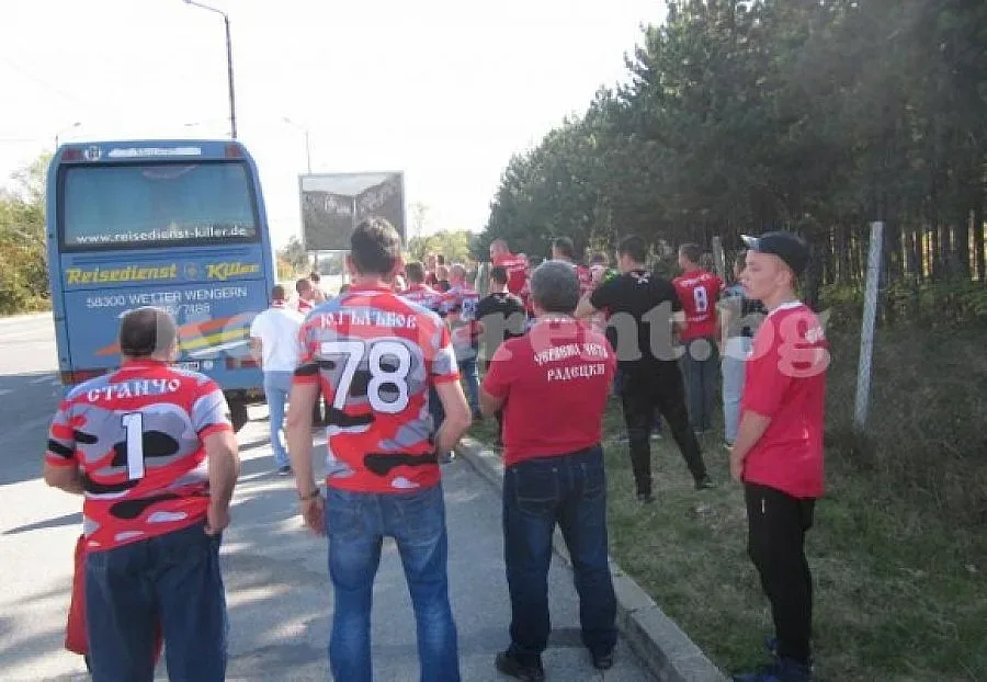 "Сини" и "Червени" окървавиха Враца