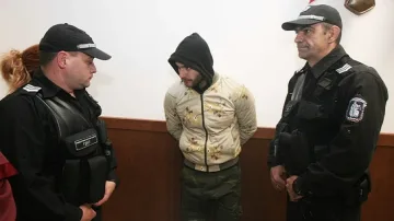 Синът на Златистия остава в ареста