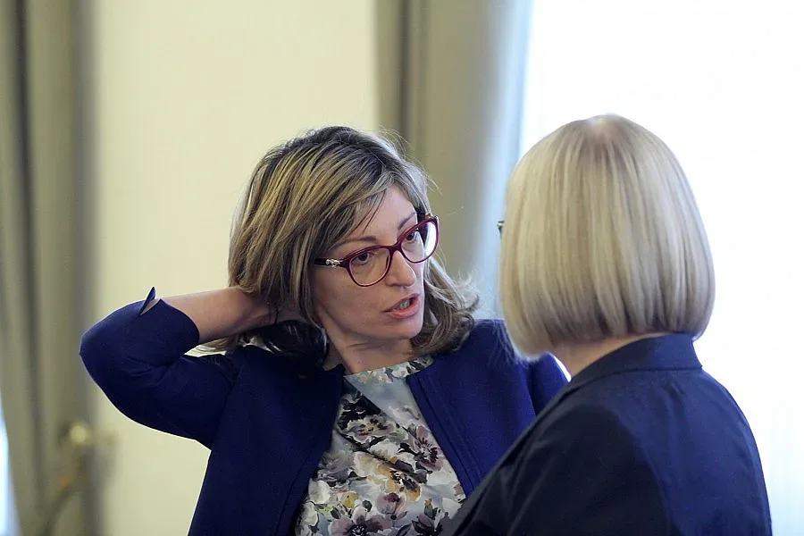 Захариева: БСП са безпомощни и се оправдаха с министрите