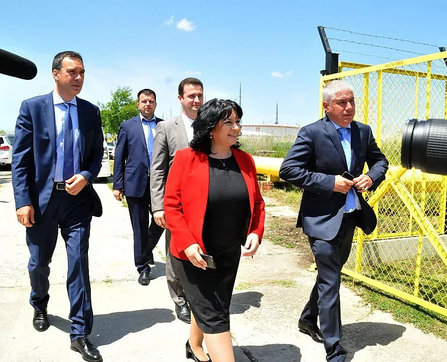 Министър Петкова тръгва за проверка в Белене