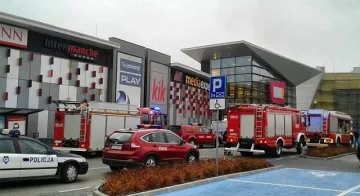 Eдин убит и осем ранени при атака с нож в полски МОЛ