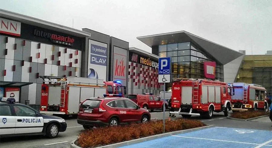 Eдин убит и осем ранени при атака с нож в полски МОЛ