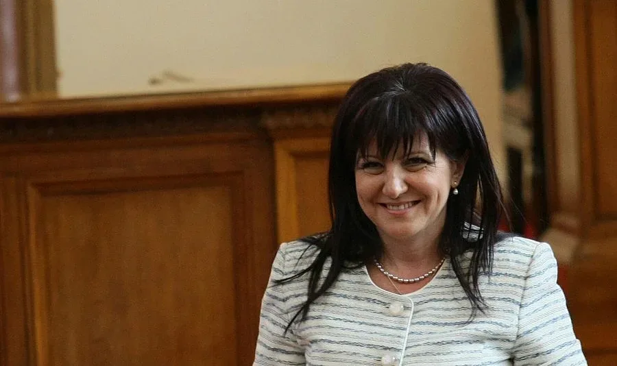 Караянчева: Нека не политизираме празниците