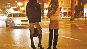 Чистят Бургас от проститутки и травестити